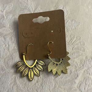 Christmas sale! New gold tone earrings